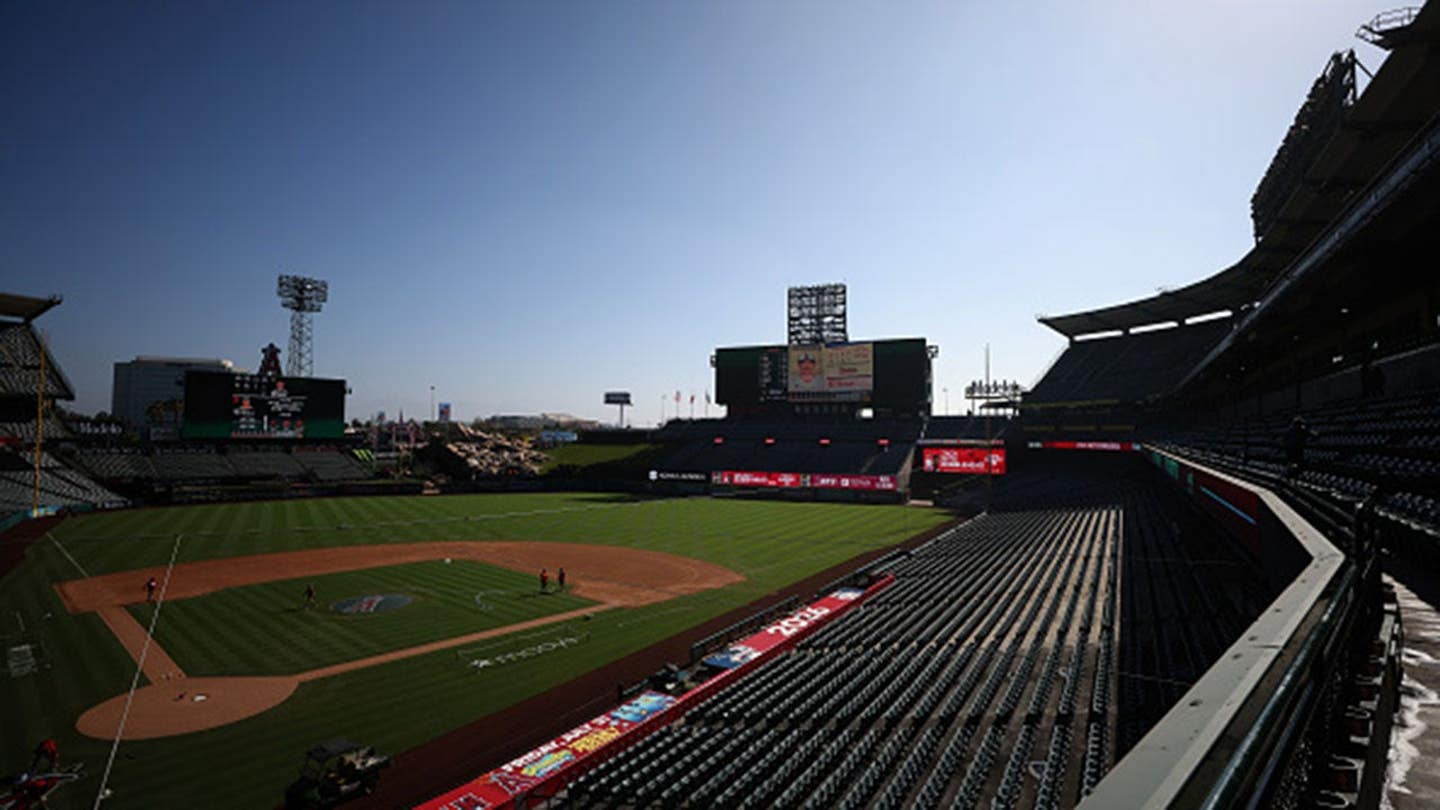 Ο άσος των Brewers Jacob Misiorowski ξεφορτώνεται στο Angel Stadium μετά την ντροπιαστική ήττα των Angels