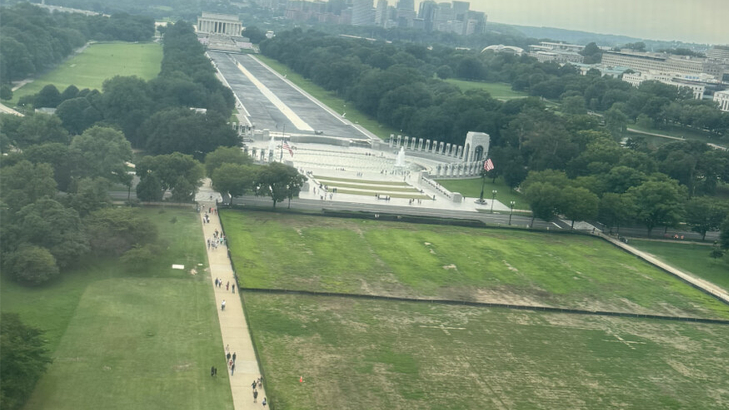Trump culpa a los vándalos por la hierba muerta en el National Mall, donde organizó la celebración del 4 de julio