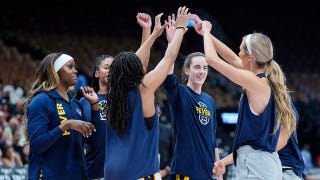 Caitlin Clark ayuda a que los Fever se impongan a los Tempo después de que Kelsey Mitchell se quedara fuera en los últimos minutos por «sobrecalentamiento»