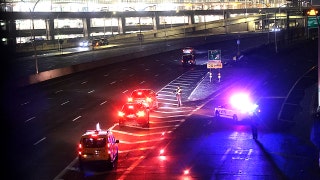 Se desata el caos en el aeropuerto después de que un conductor se estrellara de repente contra una valla y chocara contra un avión y un tractor: según la policía