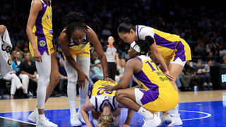 La estrella de las Sparks, Cameron Brink, tuvo que ser ayudada a salir de la cancha tras un choque brutal con Breanna Stewart