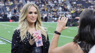 ¡Carrie Underwood sigue con su lanzamiento rápido en el «Sunday Night Football», el torpe Jim Harbaugh y Livvy Dunne de «Los vigilantes de la playa»!