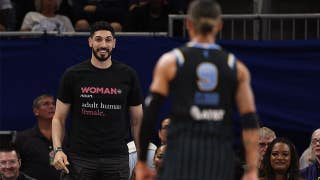 Un periodista de ESPN lanza un comentario espontáneo contra Enes Kanter Freedom durante un análisis de « NBA »