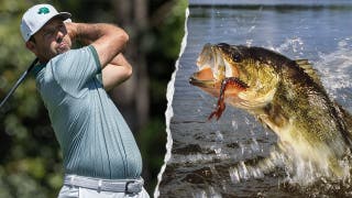 Un lubina de boca grande sale disparada del agua para comerse la bola « golf » de Charl Schwartzel en el torneo « LIV »Golf Nueva York
