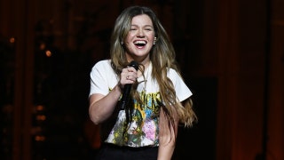 Kelly Clarkson laughs off wind-blown wardrobe malfunction on stage