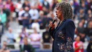 La Liga Profesional de Béisbol Femenino arranca con una interpretación brutal del himno nacional