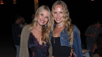 Christie Brinkley está espectacular junto a su hija Sailor Brinkley Cook en el desfile de « John » de Mayer - Fox News
