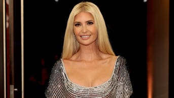 Ivanka Trump se lanza a las olas para dar una clase de surf en Costa Rica durante unas vacaciones en familia - Fox News