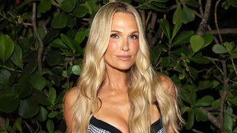 Model's mismatched beach look is turning heads and she's owning every second - Fox News