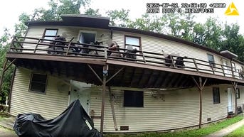 Deck collapses under US Marshals hunting convicted sex offender in wild video - Fox News