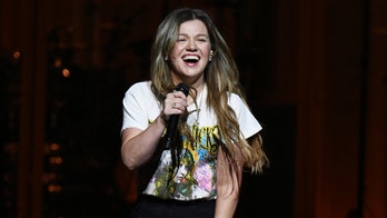 Kelly Clarkson laughs off wind-blown wardrobe malfunction on stage