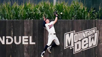Kyle Schwarber lanza dos jonrones al maizal tras el increíble homenaje de « MLB » en el partido del «Field of Dreams» en el Salón de la Fama