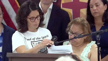 Se desata la indignación cuando un inmigrante ilegal de 37 años exige la ciudadanía en una diatriba en español que se ha vuelto viral junto a líderes demócratas