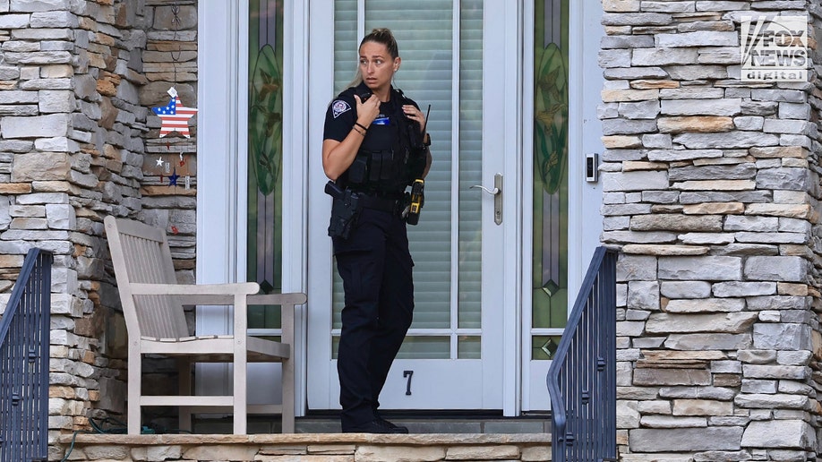 海顿·潘妮蒂尔的前男友布莱恩·希克森和他的弟弟扎克被警方检查