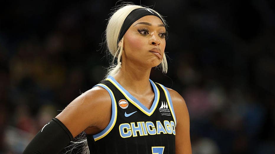 DiJonai Carrington hits two players across the face, receives technical foul after Sophie Cunningham drama