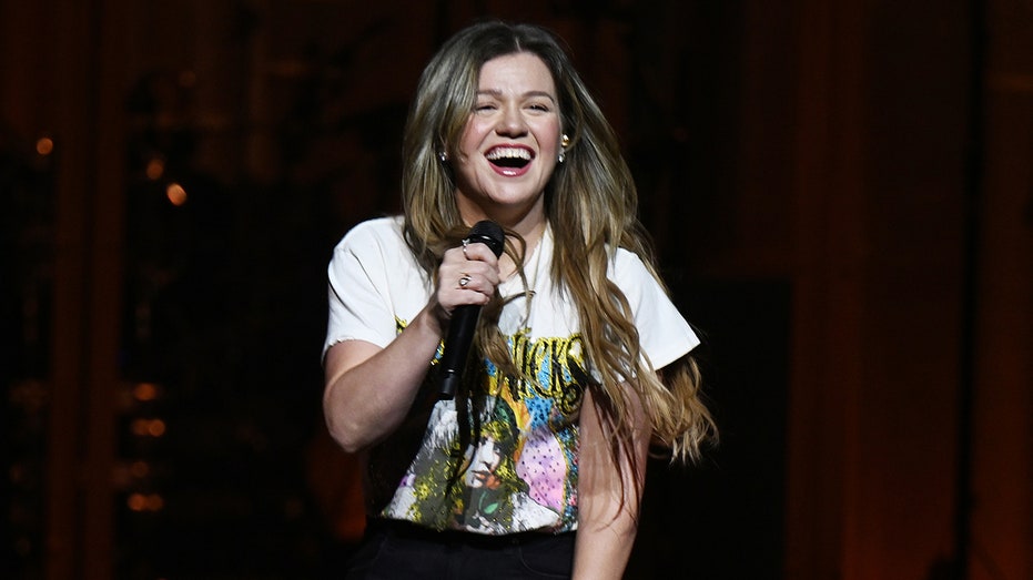 Kelly Clarkson laughs off wind-blown wardrobe malfunction on stage