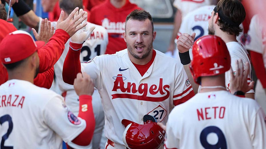 Mike Trout golf outing goes from team-bonding event to awkward MLB trade deadline mess for Angels