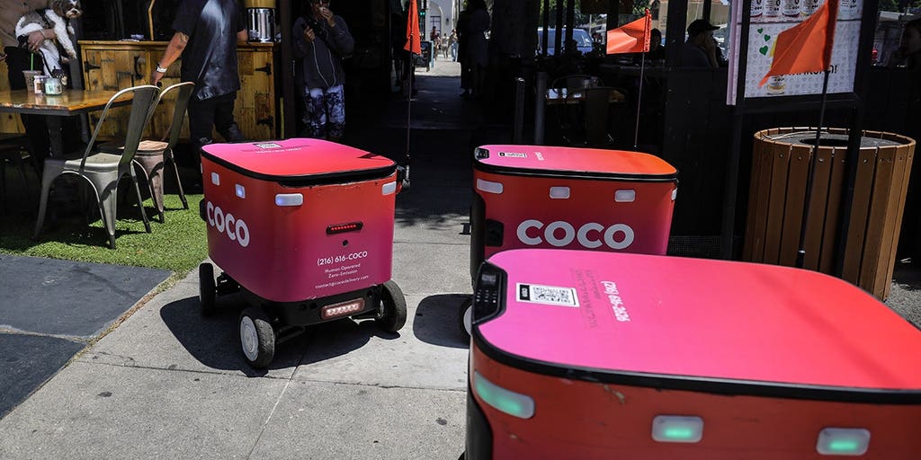 Delivery robots swarm Chicago sidewalk in viral video