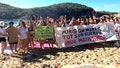Vecinos enfadados bloquean una famosa playa mientras se intensifican las protestas contra el turismo de masas en este destino vacacional - Fox News