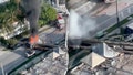 Una grúa de obra se derrumba sobre tres coches en Miami y deja atrapados a varios trabajadores mientras se declara un incendio - Fox News