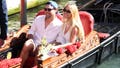 Sydney Sweeney y Scooter Braun se muestran muy cariñosos en público durante un romántico paseo en góndola por Venecia - Fox News