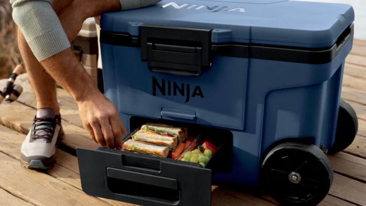 This cooler has a separate compartment to keep food dry.