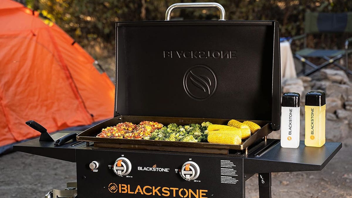 Blackstone 1883 Original 28 Omnivore Griddle with Hood