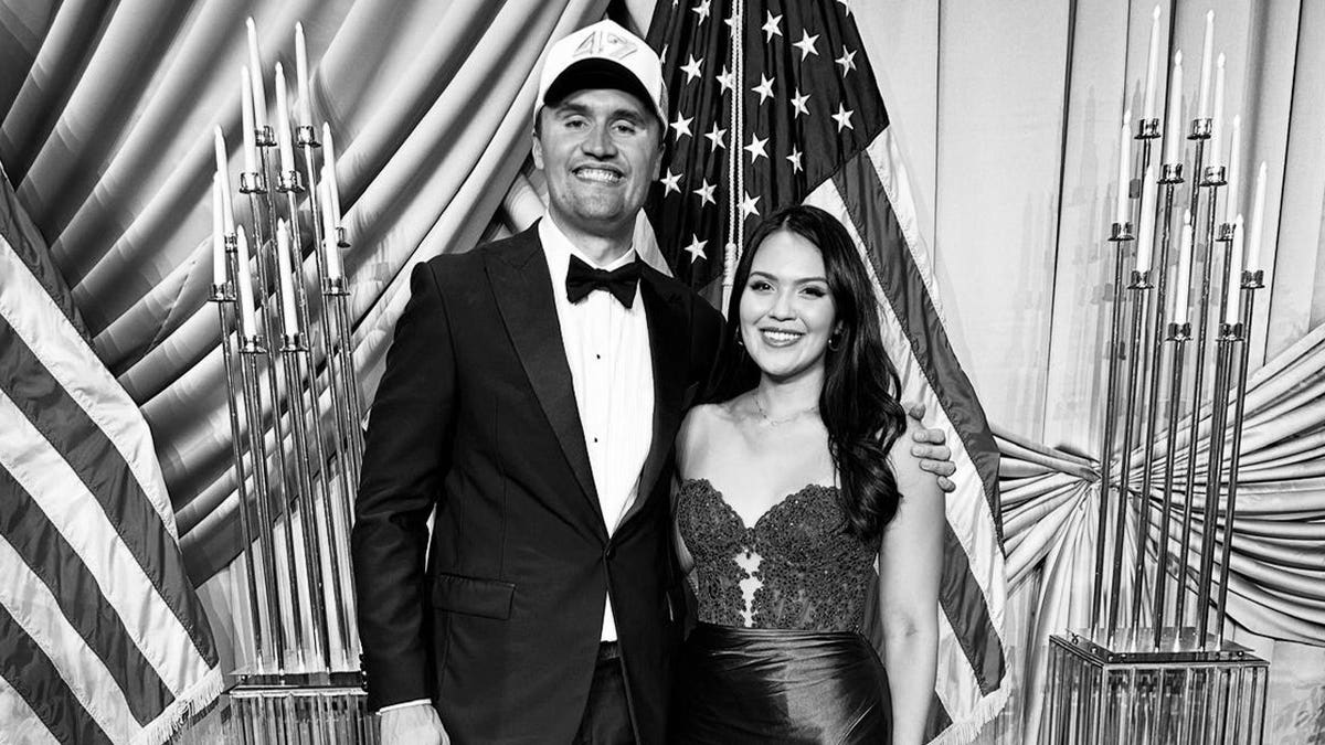 Charlie Kirk posa con Savanah Hernández