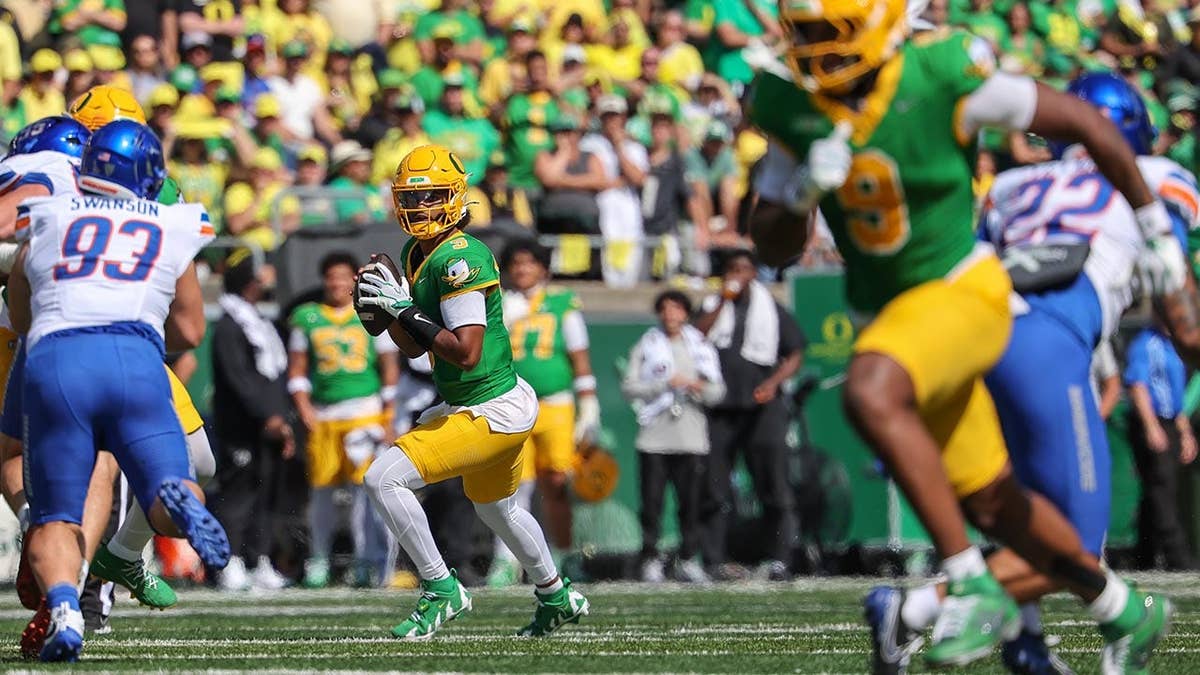 Dante Moore looking to pass during a game in Eugene, Oregon