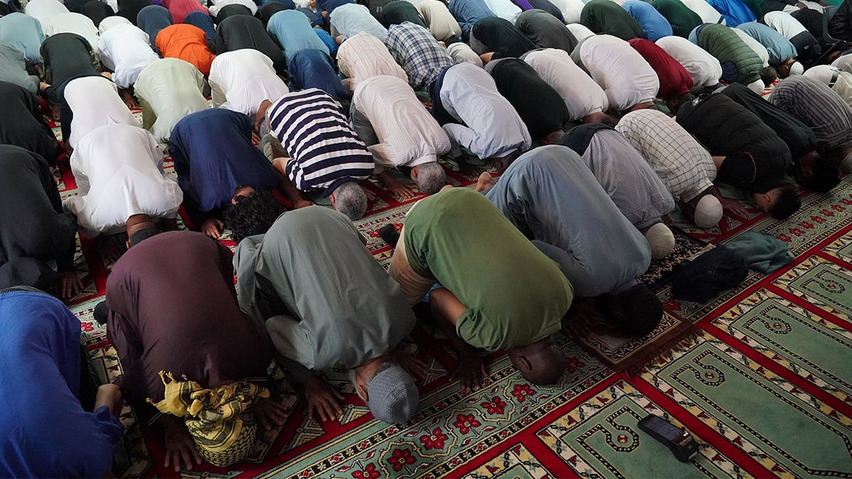 London-Muslims-mosque-praying