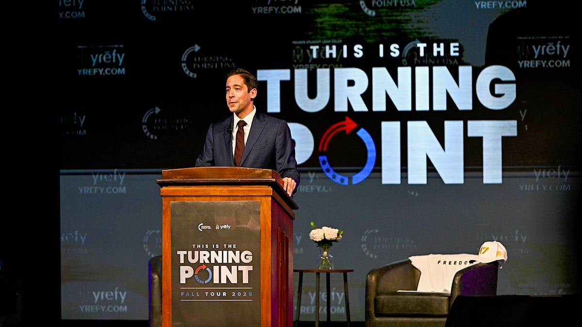 Michael Knowles da un discurso en un acto de TPUSA