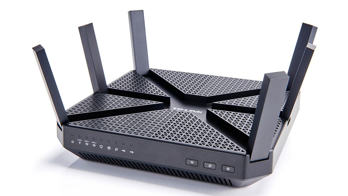 Photo of a black wifi router.