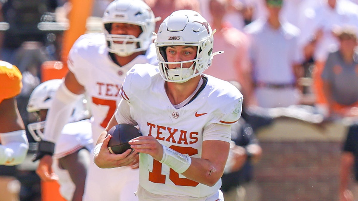 Arch Manning runs