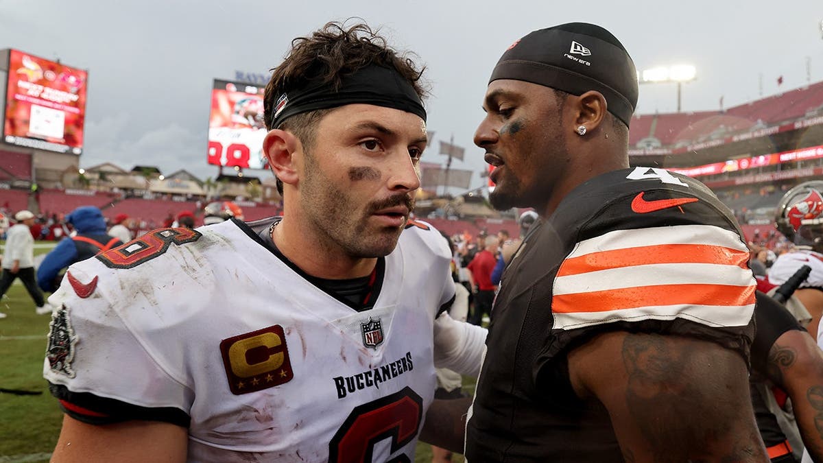Baker Mayfield congratulates Deshaun Watson after the game at Raymond James Stadium.