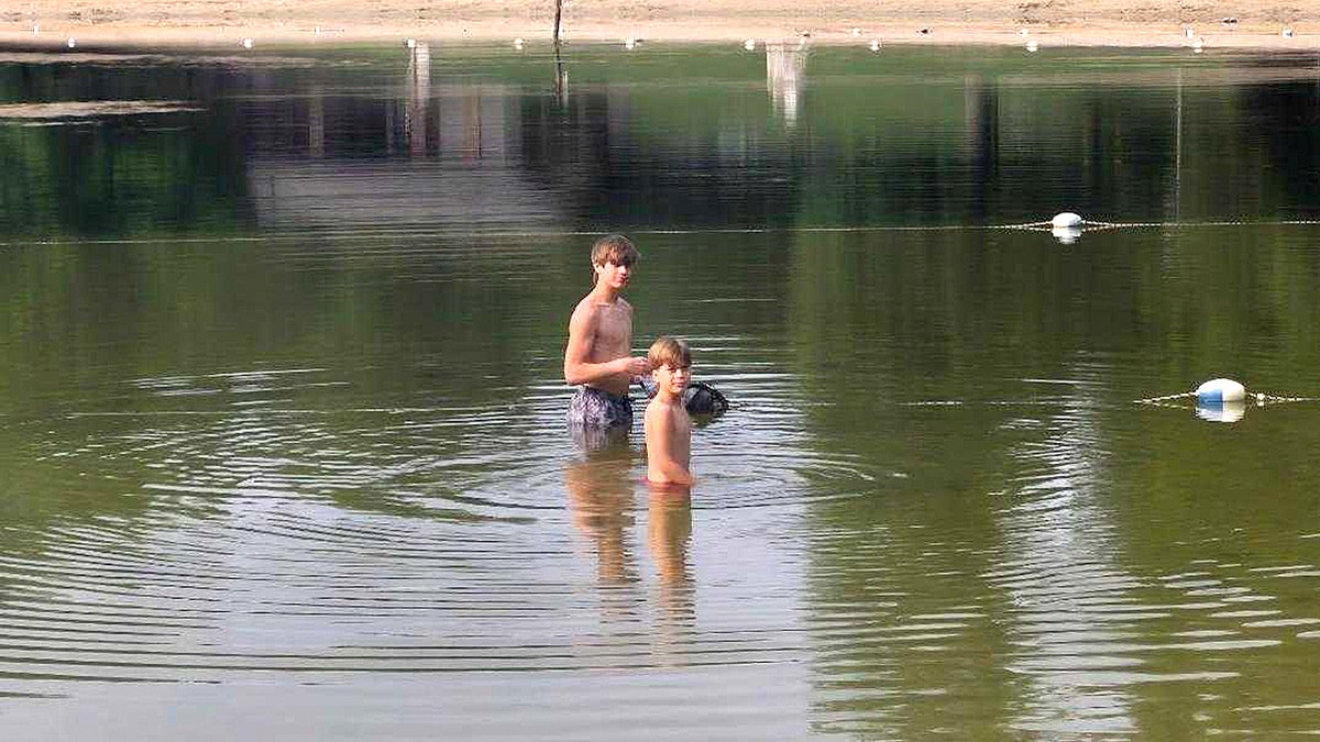 dos chicos en el agua
