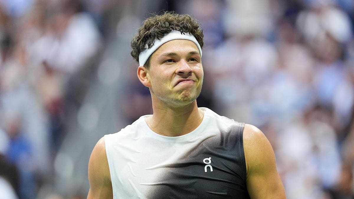 Ben Shelton reacts during a tennis match against Alexander Zverev.
