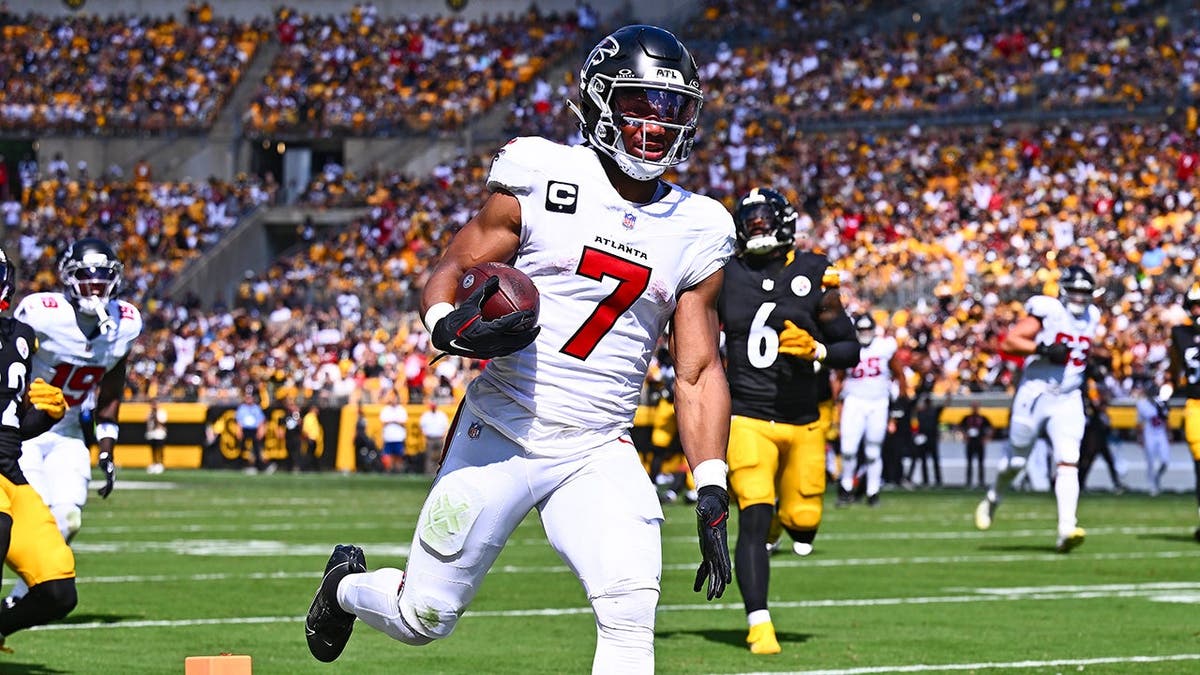 Bijan Robinson of the Atlanta Falcons scores a touchdown against the Pittsburgh Steelers.