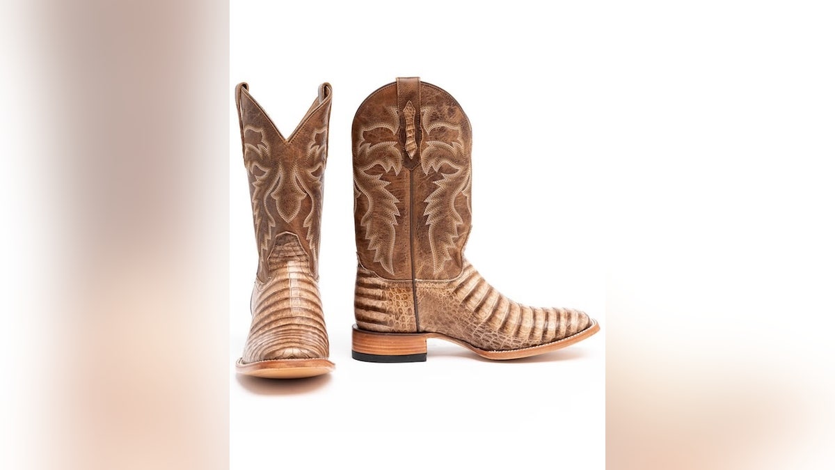 These Cody James cowboy boots are a classic Western-style design with a broad square toe.