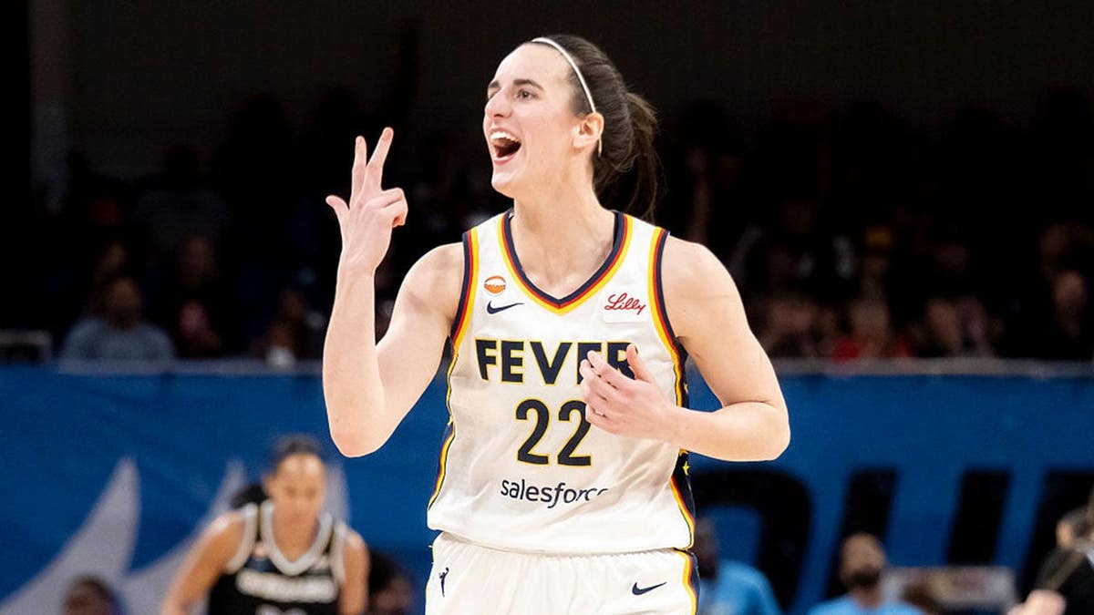 Caitlin Clark reacciona tras anotar un triple durante un partido de la « WNBA ».