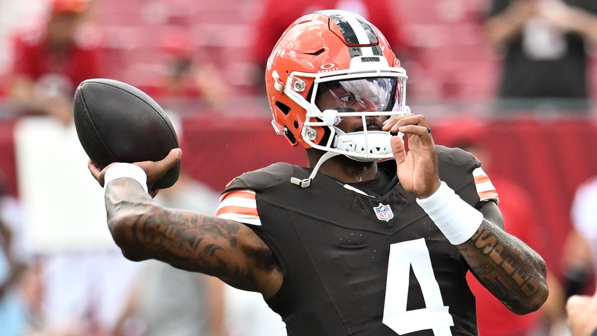 Deshaun Watson warms up before an NFL game in Tampa, Fla.