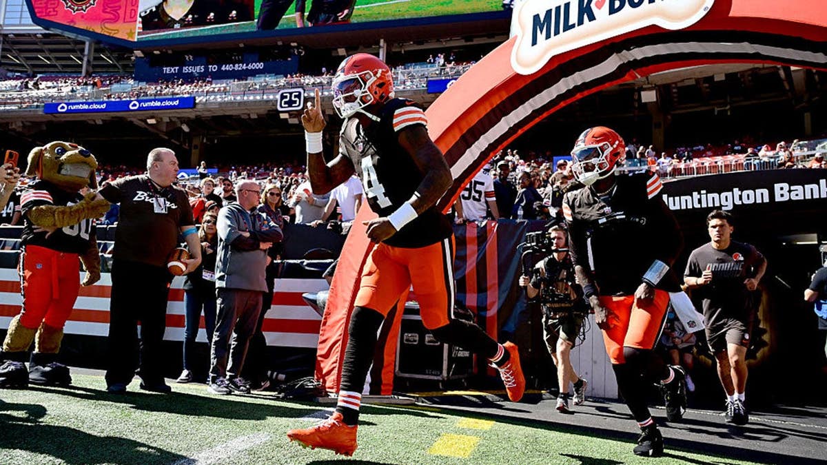 Deshaun Watson takes the field for warmups before a game in Cleveland.