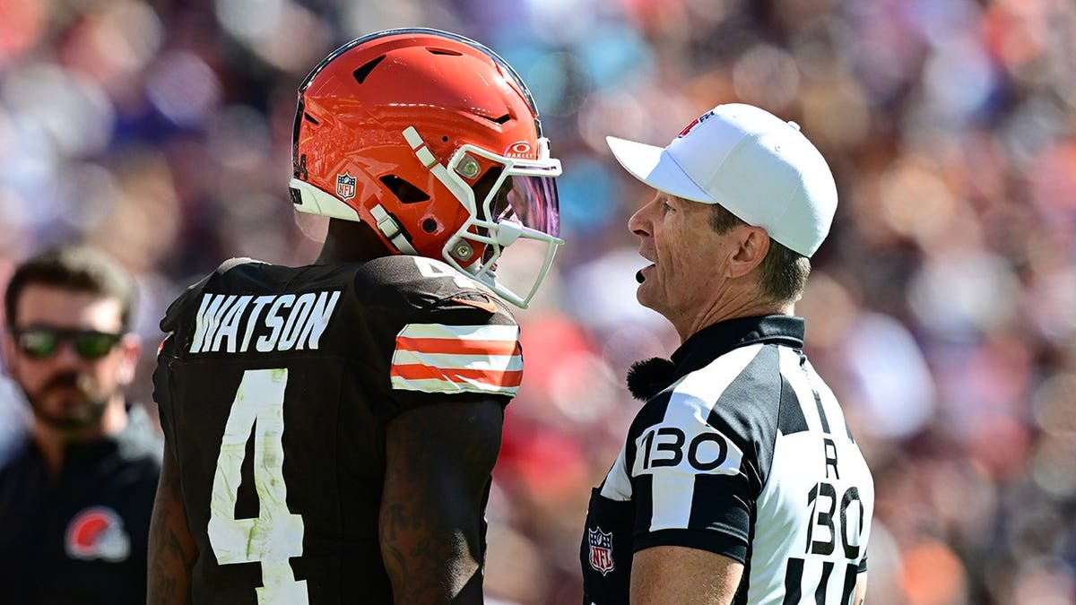 Deshaun Watson speaks with referee Land Clark during a Browns game.