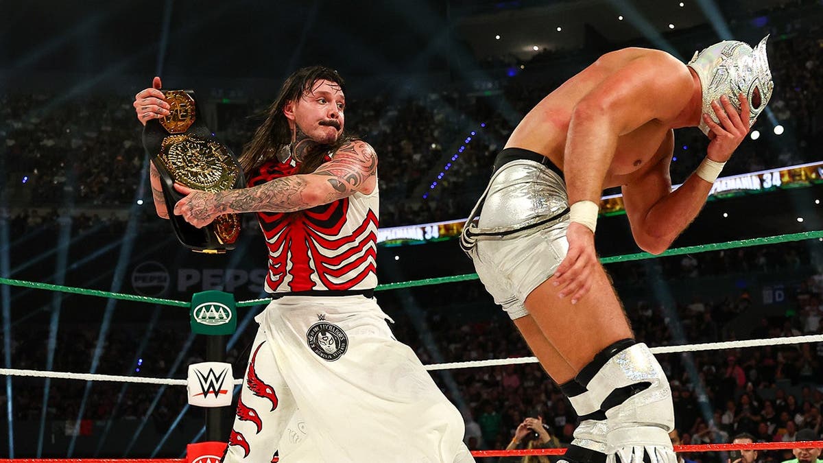 Dominik Mysterio wrestles El Grande Americano at Arena Ciudad de Mexico.