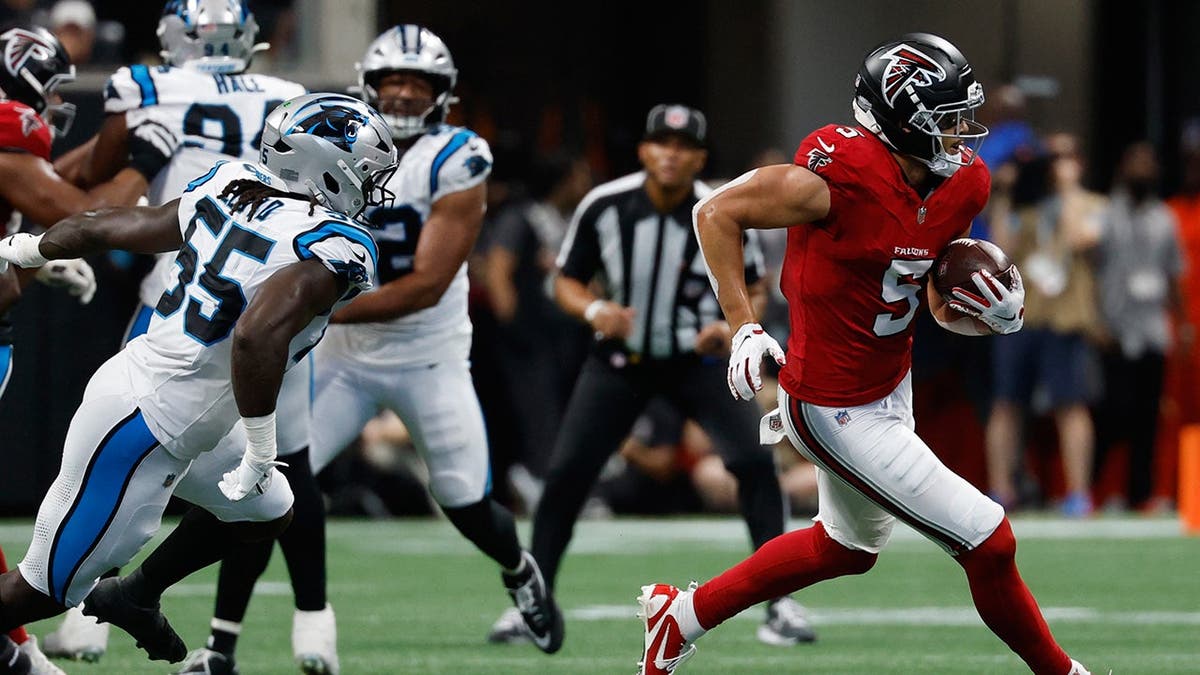 Drake London runs with the ball during an NFL game against the Carolina Panthers in Atlanta.