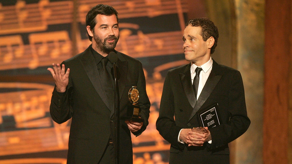 Duncan Sheik, a la izquierda, y Steven Sater recogen un premio por «Spring Awakening» en la 61.ª edición de los Premios Tony, celebrada en Nueva York el domingo 10 de junio de 2007.