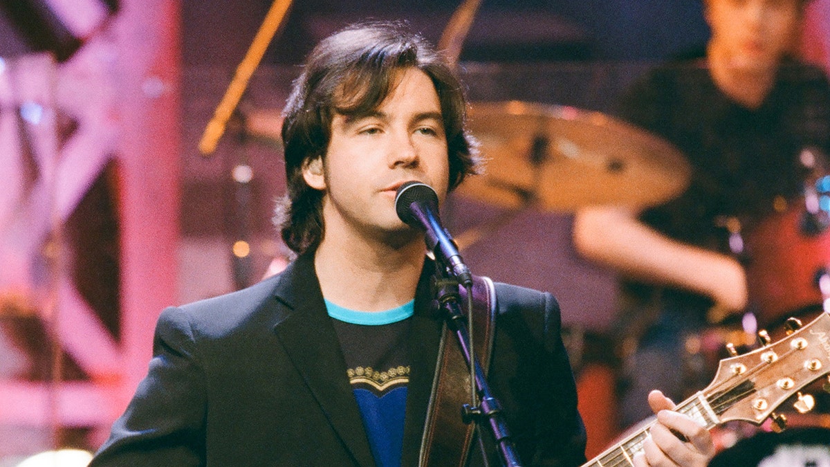 Duncan Sheik actuando como invitado musical en el escenario.