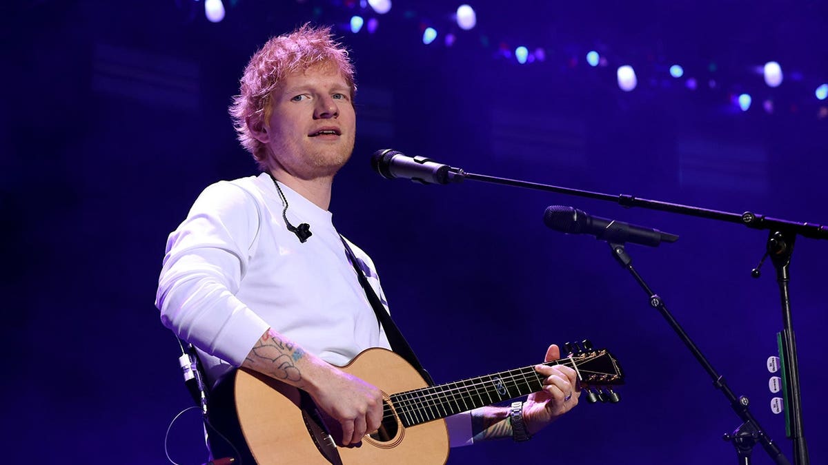 Ed Sheeran actúa en el escenario del Madison Square Garden durante el Jingle Ball 2025.