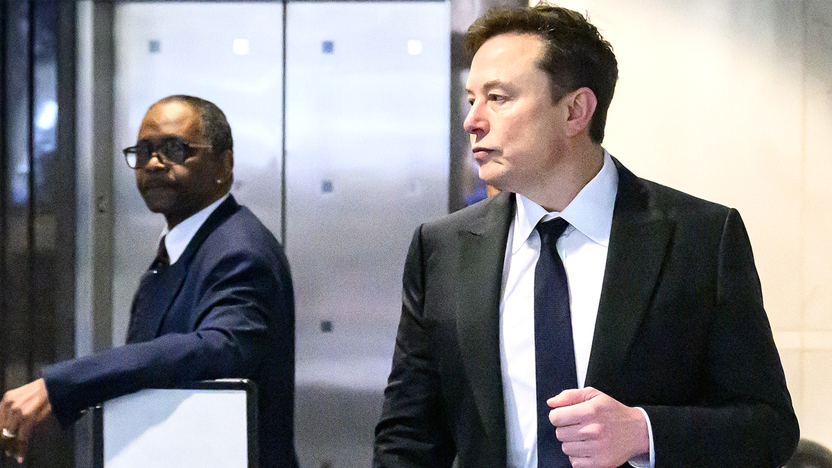 Elon Musk arrives at federal courthouse for OpenAI trial in California.