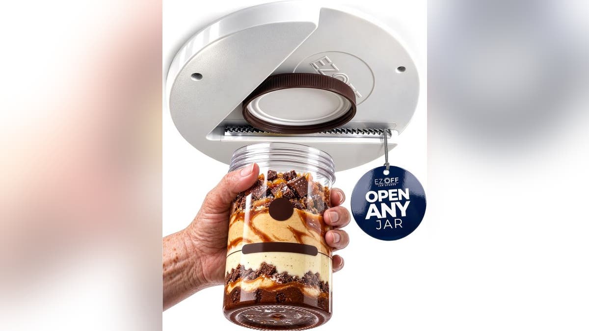 A light twist opens jars of all sizes.