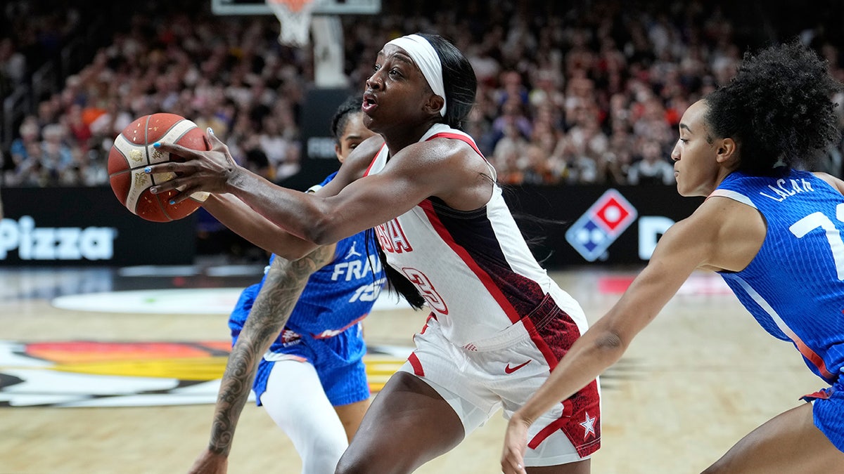 Jackie Young goes for a lay up